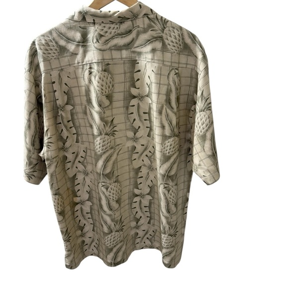 Tommy Bahama Size M 100% Silk Men’s Hawaiian Shirt casual Button Up Coconuts - Picture 2 of 5